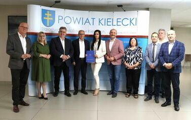 Podpisanie umowy na  realizację inwestycji drogowej w miejscowościach: Skały, Włochy, Pokrzywianka i Cząstk&oacute;w. 2025 1