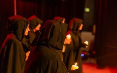 &bdquo;Noc Dziad&oacute;w&rdquo; w Rudkach. Teatr, pamięć i tradycja, kt&oacute;re łączą pokolenia 2