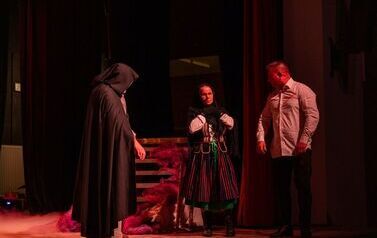 &bdquo;Noc Dziad&oacute;w&rdquo; w Rudkach. Teatr, pamięć i tradycja, kt&oacute;re łączą pokolenia 3