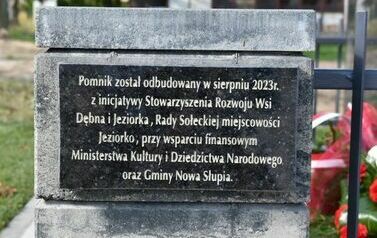 Odsłonięto i poświęcono pomnik  pomordowanych podczas II wojny światowej mieszkańc&oacute;w Dębna i Jeziorka. 6.10.2023 3
