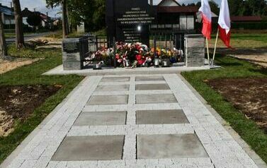 Odsłonięto i poświęcono pomnik  pomordowanych podczas II wojny światowej mieszkańc&oacute;w Dębna i Jeziorka. 6.10.2023 4