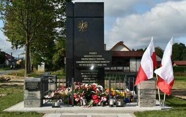 Odsłonięto i poświęcono pomnik  pomordowanych podczas II wojny światowej mieszkańc&oacute;w Dębna i Jeziorka. 6.10.2023 5