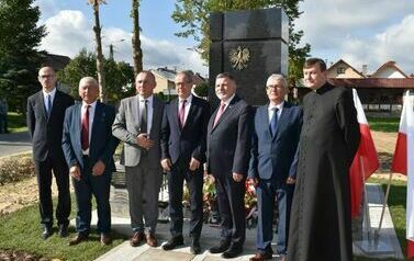 Odsłonięto i poświęcono pomnik  pomordowanych podczas II wojny światowej mieszkańc&oacute;w Dębna i Jeziorka. 6.10.2023 7