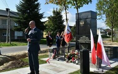 Odsłonięto i poświęcono pomnik  pomordowanych podczas II wojny światowej mieszkańc&oacute;w Dębna i Jeziorka. 6.10.2023 8