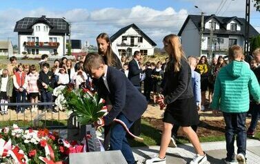 Odsłonięto i poświęcono pomnik  pomordowanych podczas II wojny światowej mieszkańc&oacute;w Dębna i Jeziorka. 6.10.2023 15