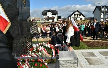 Odsłonięto i poświęcono pomnik  pomordowanych podczas II wojny światowej mieszkańc&oacute;w Dębna i Jeziorka. 6.10.2023 20