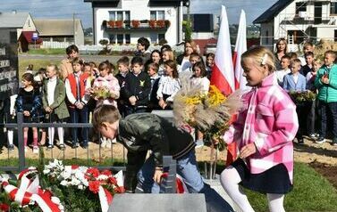 Odsłonięto i poświęcono pomnik  pomordowanych podczas II wojny światowej mieszkańc&oacute;w Dębna i Jeziorka. 6.10.2023 21