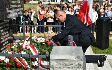 Odsłonięto i poświęcono pomnik  pomordowanych podczas II wojny światowej mieszkańc&oacute;w Dębna i Jeziorka. 6.10.2023 22