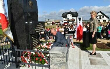 Odsłonięto i poświęcono pomnik  pomordowanych podczas II wojny światowej mieszkańc&oacute;w Dębna i Jeziorka. 6.10.2023 23