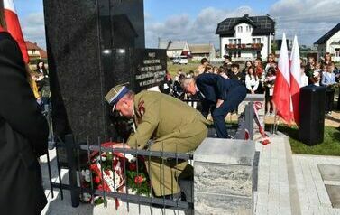 Odsłonięto i poświęcono pomnik  pomordowanych podczas II wojny światowej mieszkańc&oacute;w Dębna i Jeziorka. 6.10.2023 26