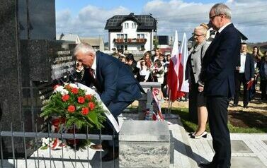 Odsłonięto i poświęcono pomnik  pomordowanych podczas II wojny światowej mieszkańc&oacute;w Dębna i Jeziorka. 6.10.2023 29