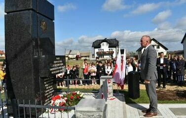 Odsłonięto i poświęcono pomnik  pomordowanych podczas II wojny światowej mieszkańc&oacute;w Dębna i Jeziorka. 6.10.2023 30