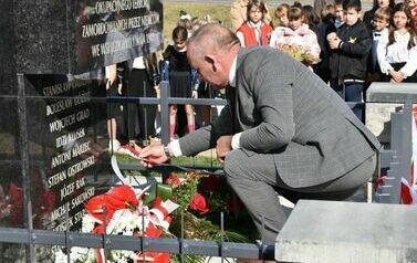Odsłonięto i poświęcono pomnik  pomordowanych podczas II wojny światowej mieszkańc&oacute;w Dębna i Jeziorka. 6.10.2023 31