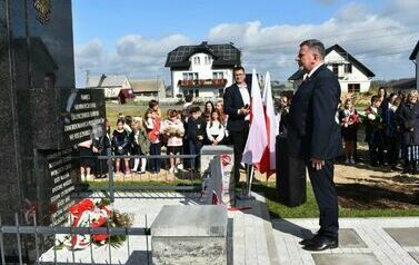 Odsłonięto i poświęcono pomnik  pomordowanych podczas II wojny światowej mieszkańc&oacute;w Dębna i Jeziorka. 6.10.2023 32