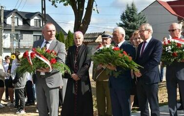 Odsłonięto i poświęcono pomnik  pomordowanych podczas II wojny światowej mieszkańc&oacute;w Dębna i Jeziorka. 6.10.2023 33