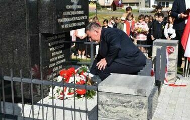 Odsłonięto i poświęcono pomnik  pomordowanych podczas II wojny światowej mieszkańc&oacute;w Dębna i Jeziorka. 6.10.2023 34