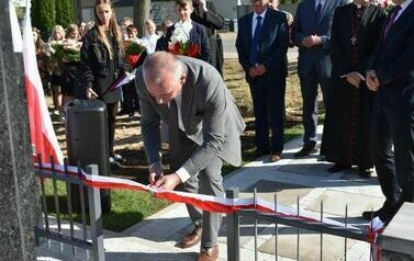 Odsłonięto i poświęcono pomnik  pomordowanych podczas II wojny światowej mieszkańc&oacute;w Dębna i Jeziorka. 6.10.2023 37