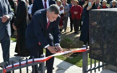 Odsłonięto i poświęcono pomnik  pomordowanych podczas II wojny światowej mieszkańc&oacute;w Dębna i Jeziorka. 6.10.2023 41