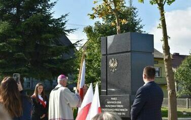Odsłonięto i poświęcono pomnik  pomordowanych podczas II wojny światowej mieszkańc&oacute;w Dębna i Jeziorka. 6.10.2023 43