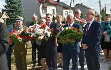 Odsłonięto i poświęcono pomnik  pomordowanych podczas II wojny światowej mieszkańc&oacute;w Dębna i Jeziorka. 6.10.2023 52