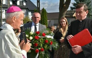 Odsłonięto i poświęcono pomnik  pomordowanych podczas II wojny światowej mieszkańc&oacute;w Dębna i Jeziorka. 6.10.2023 53