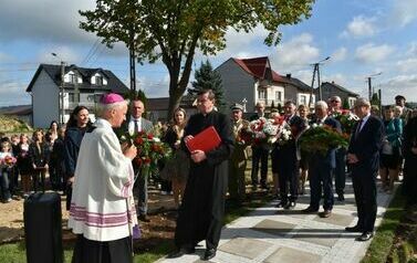 Odsłonięto i poświęcono pomnik  pomordowanych podczas II wojny światowej mieszkańc&oacute;w Dębna i Jeziorka. 6.10.2023 55