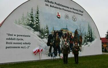 Gminne Obchody Święta Niepodległości. Odsłonięcie muralu przy SP Nowa Słupia 56