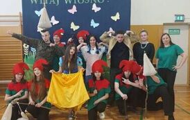 Występ szkolnej grupy teatralnej z Technikum nr 6 w PSP Jeziorko  1