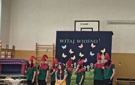 Występ szkolnej grupy teatralnej z Technikum nr 6 w PSP Jeziorko  2