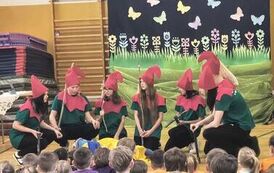 Występ szkolnej grupy teatralnej z Technikum nr 6 w PSP Jeziorko  4