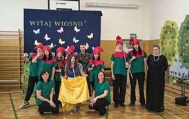 Występ szkolnej grupy teatralnej z Technikum nr 6 w PSP Jeziorko  5