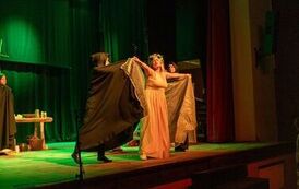 &bdquo;Noc Dziad&oacute;w&rdquo; w Rudkach. Teatr, pamięć i tradycja, kt&oacute;re łączą pokolenia 8