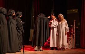 &bdquo;Noc Dziad&oacute;w&rdquo; w Rudkach. Teatr, pamięć i tradycja, kt&oacute;re łączą pokolenia 23