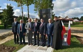 Odsłonięto i poświęcono pomnik  pomordowanych podczas II wojny światowej mieszkańc&oacute;w Dębna i Jeziorka. 6.10.2023 6