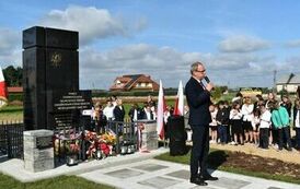 Odsłonięto i poświęcono pomnik  pomordowanych podczas II wojny światowej mieszkańc&oacute;w Dębna i Jeziorka. 6.10.2023 11