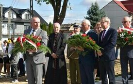 Odsłonięto i poświęcono pomnik  pomordowanych podczas II wojny światowej mieszkańc&oacute;w Dębna i Jeziorka. 6.10.2023 33