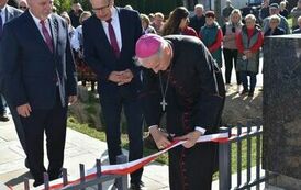 Odsłonięto i poświęcono pomnik  pomordowanych podczas II wojny światowej mieszkańc&oacute;w Dębna i Jeziorka. 6.10.2023 42