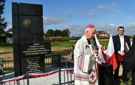 Odsłonięto i poświęcono pomnik  pomordowanych podczas II wojny światowej mieszkańc&oacute;w Dębna i Jeziorka. 6.10.2023 57