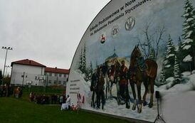 Gminne Obchody Święta Niepodległości. Odsłonięcie muralu przy SP Nowa Słupia 19