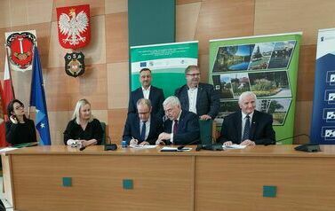 Burmistrz Andrzej Gąsior podpisał umową na dofinasowanie przebudowy zbiornika wodnego  w Baszowicach 2