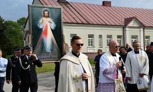 Zdjęcie do Peregrynacja obrazu Jezusa Miłosiernego w Parafii Nowa Słupia. Fotorelacja.
