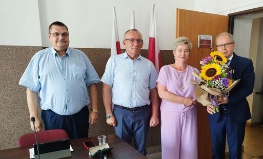 Zdjęcie do Burmistrz Miasta i Gminy Nowa Słupia z jednogłośnym wotum zaufania i absolutorium