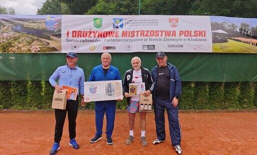 Zdjęcie do Marian Mocoń brązowym medalistą DRUŻYNOWYCH MISTRZOSTW POLSKI&nbsp; Samorządowc&oacute;w i Parlamentarzyst&oacute;w w Tenisie Ziemnym.