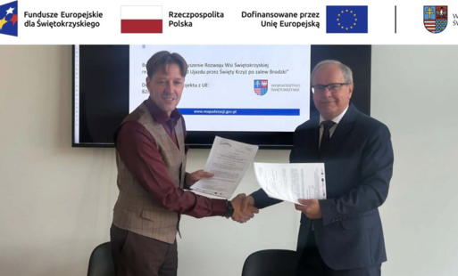 Zdjęcie do Podpisanie umowy na rozw&oacute;j infrastruktury turystycznej w Nowej Słupi.