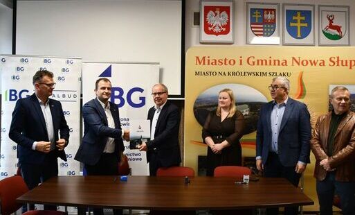 Zdjęcie do Podpisanie umowy na kolejne inwestycje w Gminie Nowa Słupia  