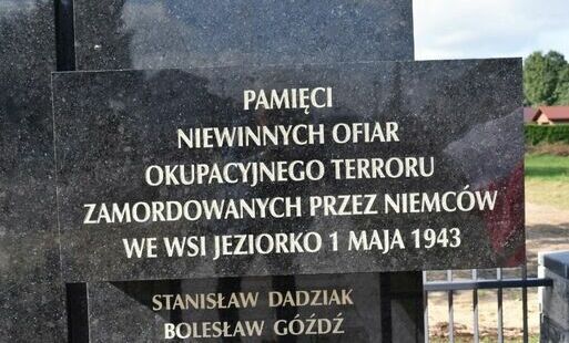 Zdjęcie do Odsłonięto i poświęcono pomnik &nbsp;pomordowanych podczas II wojny światowej mieszkańc&oacute;w Dębna i Jeziorka.&nbsp;