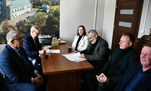 Zdjęcie do Burmistrz podpisał umowę. Już wkr&oacute;tce ruszy budowa kanalizacji w kolejnych miejscowościach Gminy Nowa Słupia&nbsp;