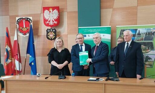 Zdjęcie do Nie zwalniamy tempa. Burmistrz Andrzej Gąsior podpisał umową na dofinasowanie przebudowy zbiornika wodnego  w Baszowicach